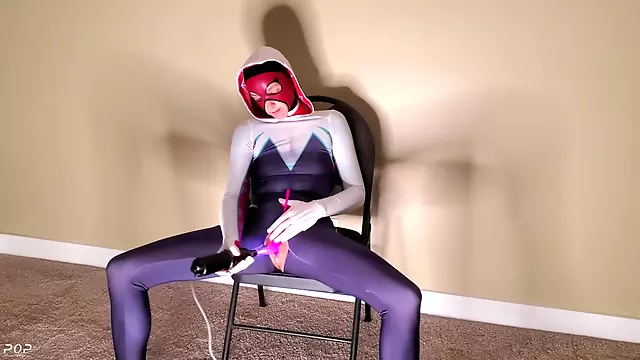 Spider-gwen The Electro Slut - Cosplay Girl Masturbates & Fucks Herself With A Violet-wand & Lush