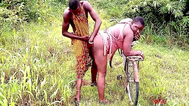 Okonkwo Gave The Village Slay Queen A Lift With His Bicycle, Fucked Her Outdoor 6 Min