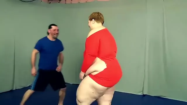 Tall Russian BBW with fat ass with cellulites gets dick down by little guy