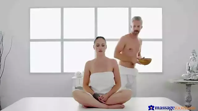 Chloe Bailey - Very Hot Orgasmic Oil Massage