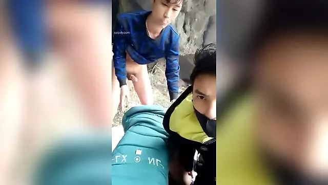 Chinese tourists fuck wild in the mountains