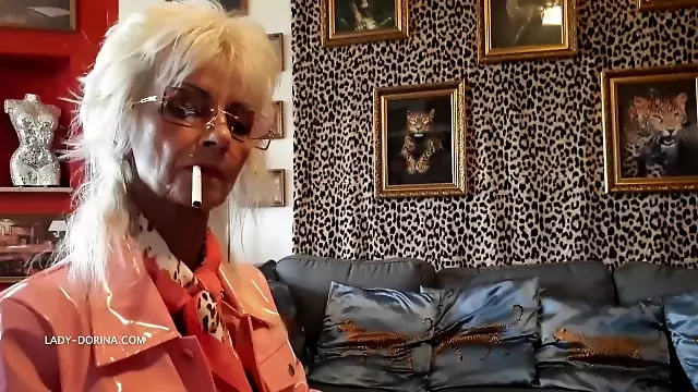 סבתא בלונדינית, בלונדינית מעשנת, מעשנות סגריות, אדונית כפות רגליים, שליטה נשית, מעשנות שליטה נשית